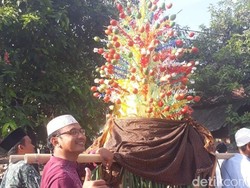 1.200 Telur Warna-warni Diarak di Karimunjawa Peringati Maulid Nabi