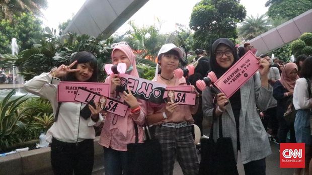 Para penggemar BLACKPINK di Sentul, Senin (19/11).