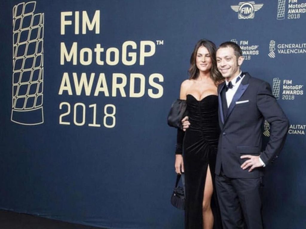 Kemesraan Rossi dan Sofia Novello di FIM MotoGP Awards 2018