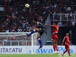 Serangan terus dilancarkan Persija untuk menambah pundi-pundi gol.