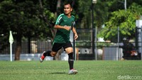 Riko Simanjuntak dan para pemain timnas Indonesia lainnya tampak serius menjalani latihan yang dipimpin langsung oleh pelatih Bima Sakti.
