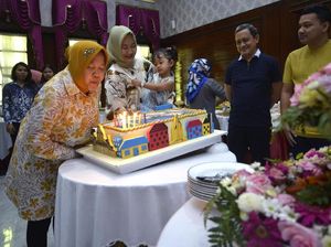 Risma Dapat Kejutan Kue Ultah dari Pegawai Pemkot Surabaya