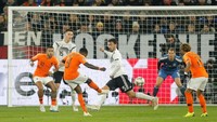 Belanda harus menunggu hingga menit ke-85 untuk mencetak gol pertamnya lewat Quincy Promes. (Leon Kuegeler/Reuters)