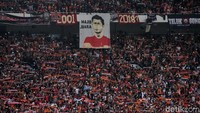 Jakmania juga membentangan poster bergambar Ismed Sofyan dengan tulisan wajib juara.