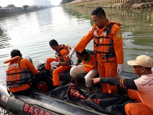 Bocah 12 Tahun Tenggelam di Kali Angke Ditemukan Tewas Bocah 12 Tahun Tenggelam di Kali Angke Ditemukan Tewas