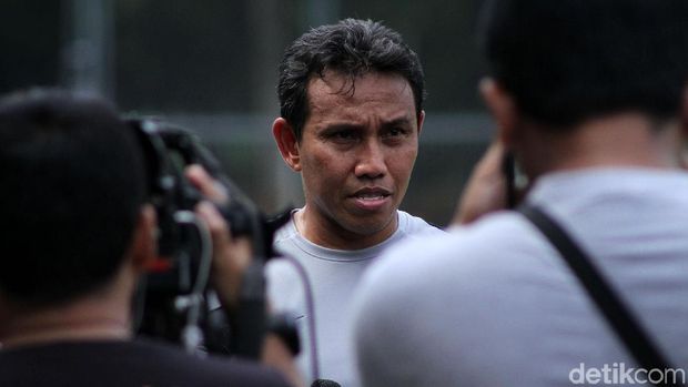 Bima Sakti melayani pertanyaan wartawan di sela-sela latihan Timnas Indonesia