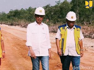 Ditemani Menteri PUPR, Jokowi Pantau Langsung Jalan Perbatasan di Papua Ditemani Menteri PUPR, Jokowi Pantau Langsung Jalan Perbatasan di Papua