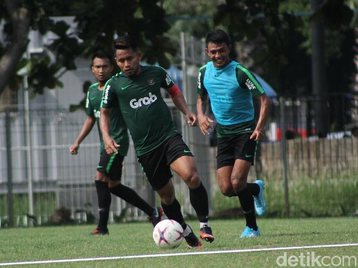 Timnas Indonesia saat berlatih menjelang lawan Filipina. (Foto: Rifkianto Nugroho/Detikcom) Timnas Indonesia saat berlatih menjelang lawan Filipina. (Foto: Rifkianto Nugroho/Detikcom)