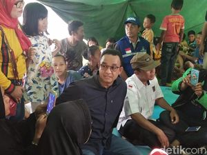 Pengungsi Rumah Ambles di Pademangan Keluhkan Tenda Panas ke Anies Pengungsi Rumah Ambles di Pademangan Keluhkan Tenda Panas ke Anies