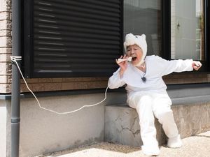 Bikin Senyum! Nenek 90 Tahun Ini Punya Gaya Seru Saat Pose Makan dan Minum