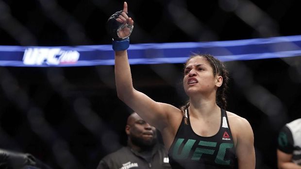 Cynthia Calvillo kini berada di posisi 15 besar peringkat strawweight UFC wanita.