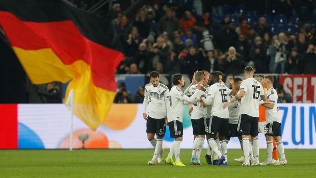 Para pemain Jerman merayakan gol Leroy Sane.