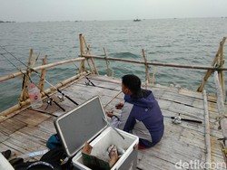Sensasi Mancing Mania di Tengah Teluk Naga Tangerang