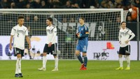 Jerman pun makin terpuruk karena menutup tahun dengan hasil seri. Tahun 2018 jadi tahun yang ingin dilupakan Jerman setelah gagal total di Piala Dunia 2018 dan serangkaian hasil buruk. (Leon Kuegeler/Reuters)