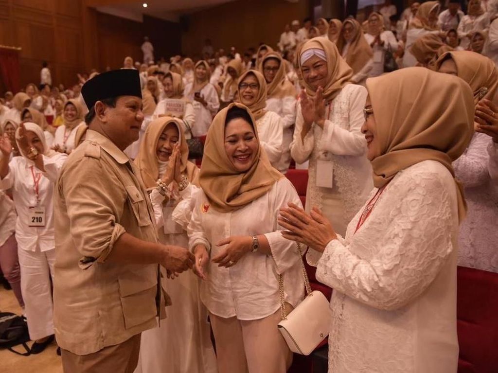 Titiek Soeharto Ikut Deklarasi Emak-emak Pecinta Prabowo Subianto Titiek Soeharto Ikut Deklarasi Emak-emak Pecinta Prabowo Subianto
