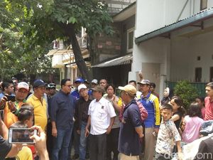 Tinjau Rumah Ambles di Pademangan, Anies Janji Tak Gusur