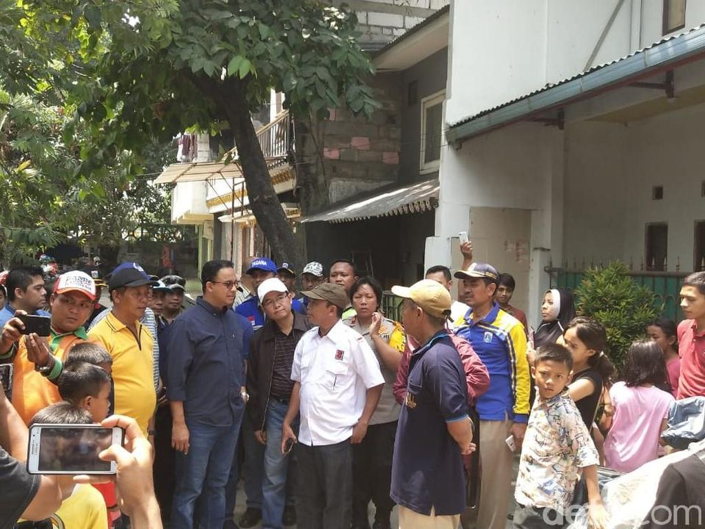 Tinjau Rumah Ambles di Pademangan, Anies Janji Tak Gusur Tinjau Rumah Ambles di Pademangan, Anies Janji Tak Gusur