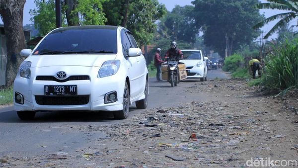 Jalan Rusak di Rancaekek Bandung Ditambal Tanah Bercampur Sampah