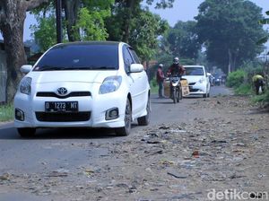 Jalan Rusak di Rancaekek Bandung Ditambal Tanah Bercampur Sampah