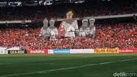 Jakmania menampilkan koreografi Stefano Cugurra Teco bersama prajuritnya.