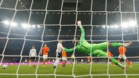 Kelolosan Belanda juga tak lepas dari penampilan cemerlang Jasper Cillessen di bawah mistar yang menggagalkan sejumlah kans Jerman. (Leon Kuegeler/Reuters)