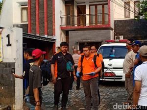 Wanita Diduga Korban Pembunuhan di Mampang Dibawa ke RS Fatmawati Wanita Diduga Korban Pembunuhan di Mampang Dibawa ke RS Fatmawati