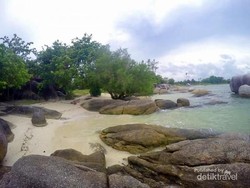 Pantai Unik dengan Bebatuan Granit Ekstra Besar