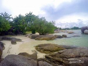 Pantai Unik dengan Bebatuan Granit Ekstra Besar Pantai Unik dengan Bebatuan Granit Ekstra Besar