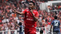 Ramdani Lestaluhu merayakan gol yang dicetak di menit ke-52. Ramdani membobol gawang lawan setelah lolos dari posisi offside dan meneruskan umpan terobosan dari Marko Simic.