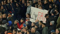 Low, Raus yang artinya Loew, Out. Spanduk ini dibentangkan fans Jerman menyusul pencapaian buruk tim tahun ini yang membuat posisi Joachim Loew terus digoyang. (Leon Kuegeler/Reuters)