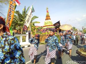 Riuhnya Warga Berebut 1.000 Nasi Kepel Ampyang Maulid Nabi di Kudus Riuhnya Warga Berebut 1.000 Nasi Kepel Ampyang Maulid Nabi di Kudus