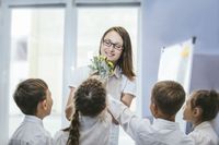 Ilustrasi guru yang disenangi murid