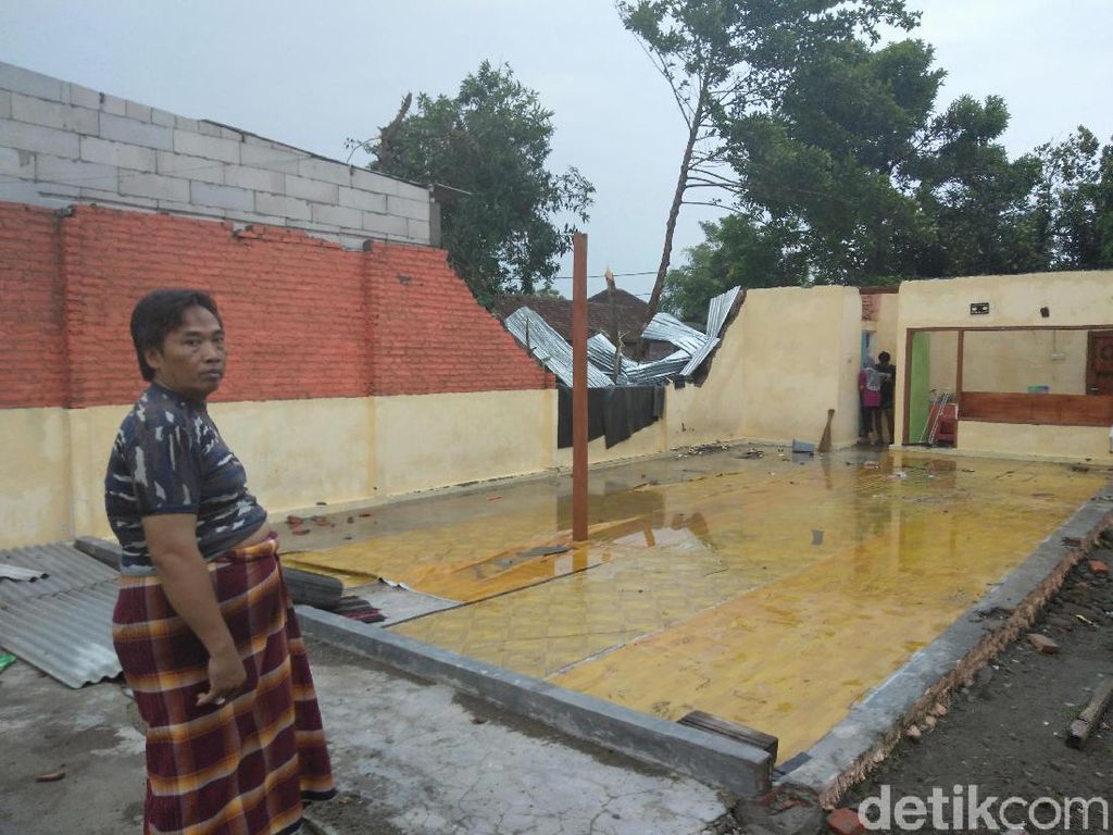 Rumah Rusak Akibat Puting Beliung di Sidoarjo Capai 447 Bangunan Rumah Rusak Akibat Puting Beliung di Sidoarjo Capai 447 Bangunan