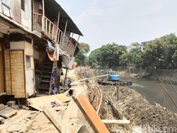 Anies Janji Bangun Lagi Rumah Ambles di Bantaran Kali Pademangan