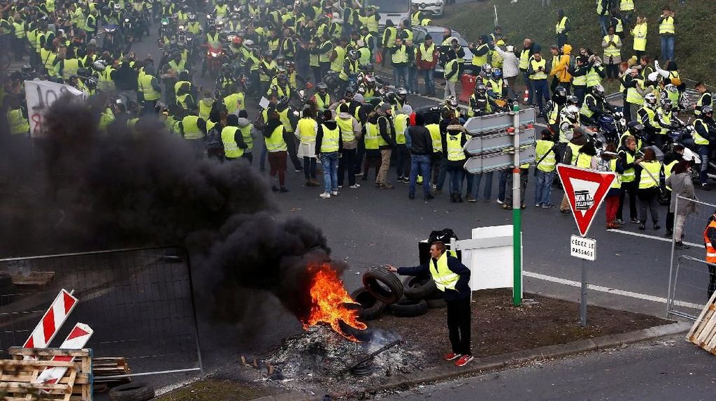 Demo Besar-besaran Tolak Harga BBM Naik Guncang Prancis