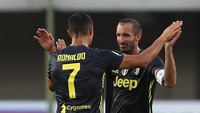 Ronaldo kemudian pulang ke Manchester United di hari-hari terakhir bursa transfer musim panas lalu. Keputusan ini dikritik Giorgio Chiellini, yang berpendapat seharusnya Ronaldo meminta pergi lebih cepat, sehingga tak membuat tim kelimpungan di awal musim. Foto: Marco Luzzani/Getty Images
