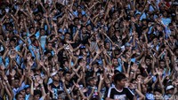Laga tersebut juga dipadati pendukung Persela Lamongan.