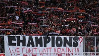 Beberapa spanduk bertuliskan dukungan juga dibentangkan.