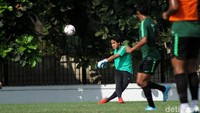 Upaya Indonesia ke semifinal akhirnya benar-benar tertutup, setelah Filipina selanjutnya bisa menahan imbang Thailand. Hasil itu membuat Indonesia tak mampu mengejar poin kedua tim. Kendati begitu, latihan serius tetap dilakoni para pemain Indonesia. (Foto: Rifkianto Nugroho/detikSport)