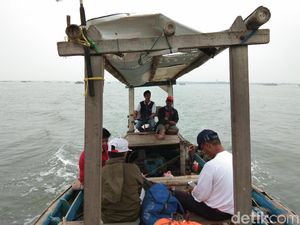 Foto: Ini Asyiknya Mancing di Tengah Teluk Naga Tangerang