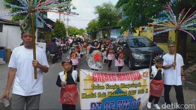 Warga Surabaya Gelar Grebek Maulid Nabi Bertema 