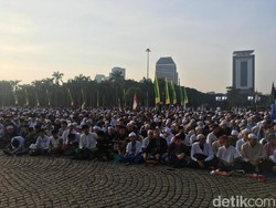 Warga Mulai Berdatangan ke Acara Maulid Nabi di Monas