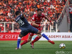 Menghadapi Persela adalah laga perdana Persija sekembalinya di SUGBK.  Sebelumnya, Persija harus bermain di luar Jakarta karena SUGBK dipakai banyak kegiatan.