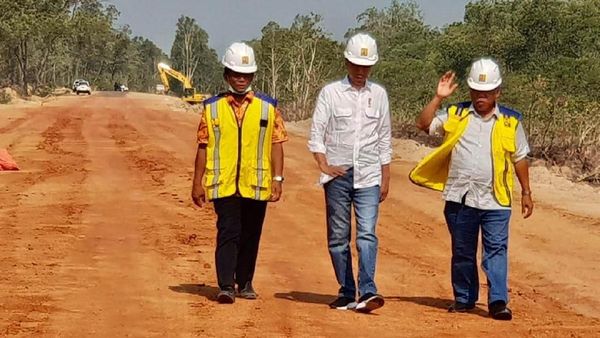 Ketika Jokowi Jajal Langsung Jalan Perbatasan di Papua