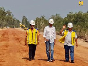 Ketika Jokowi Jajal Langsung Jalan Perbatasan di Papua Ketika Jokowi Jajal Langsung Jalan Perbatasan di Papua