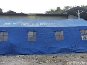 Dinsos Bangun Tenda Layak untuk Korban Rumah Ambles di Pademangan