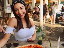 Serunya Kulineran Annisa Rawles Hingga Pose Keren Nenek 90 Tahun