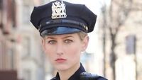 Gaya 7 Selebriti Seksi Pakai Seragam Ala Polisi