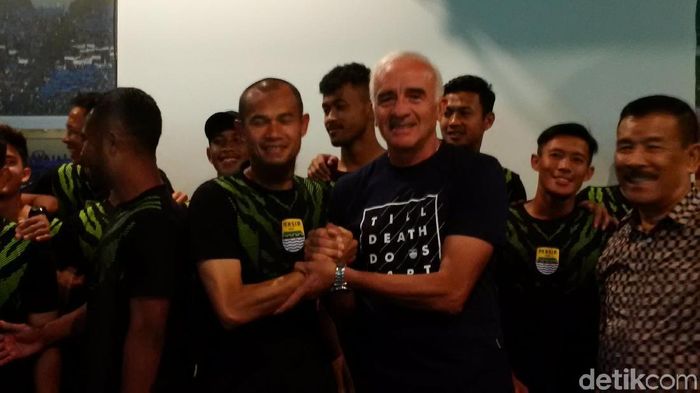 Roberto Carlos Mario Gomez menyerahkan pemutusan kontrak Persib bandung kepada pengacara. (Mochamad Solehudin/detikSport) Roberto Carlos Mario Gomez menyerahkan pemutusan kontrak Persib bandung kepada pengacara. (Mochamad Solehudin/detikSport)
