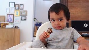 Gemasnya Lihat Sekala Makan Sereal dan Es Krim